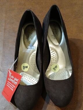 dexflex comfort Brown Suede Women's Heels